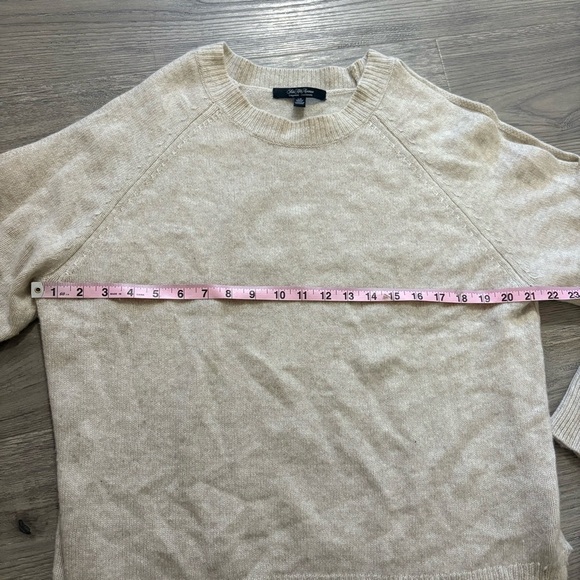 Saks Fifth Avenue 100% Cashmere Sweater Cold Shoulder Cream Beige Pullover Sz L - Picture 12 of 13